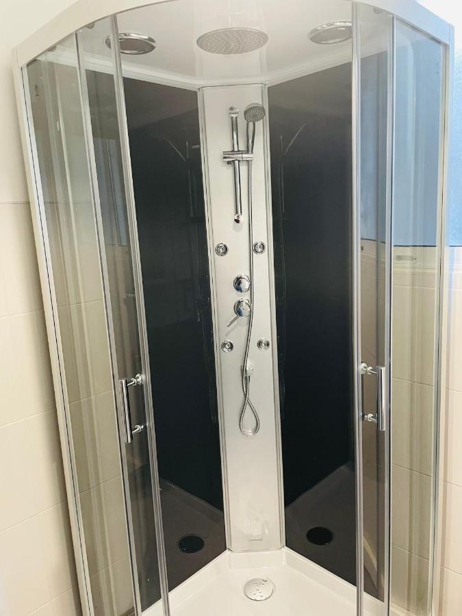 Charmant Appartement De Coeur De Ville - 2 Chambres Lits Queen Size - Netflix - Wifi แชร์บูร์ก อ็อง กงต็องแต็ง ภายนอก รูปภาพ